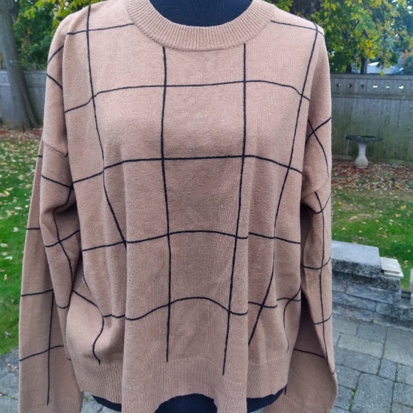 Tahari Sweaters - 💎🎁 Tahari Camel & Black Sweater Size Large 🎄